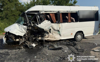 В Хмельницкой области автобус столкнулся с легковушкой – 16 пострадавших