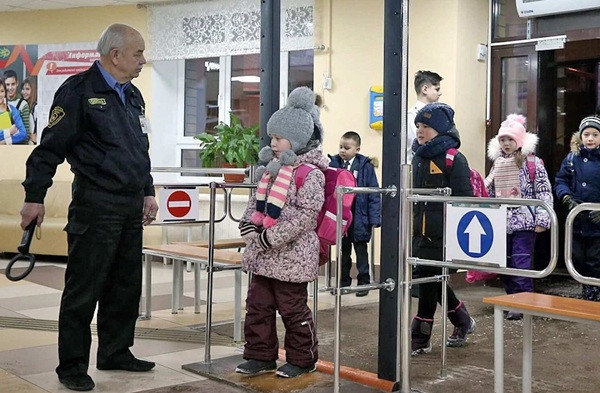 Апелляционный суд не нашел доказательств нарушения прав образования через школьный металлодетектор — детали дела