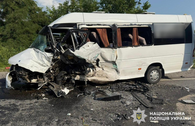 В Хмельницкой области автобус столкнулся с легковушкой – 16 пострадавших