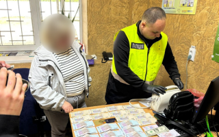 В Сумской области женщина создала схему побега мужчин за границу через «браки за деньги»