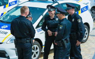«Я його затримала, що робити з ним далі» – поліцейські звинуватили водія у вживанні наркотиків, але замість медогляду відвезли його до ТЦК