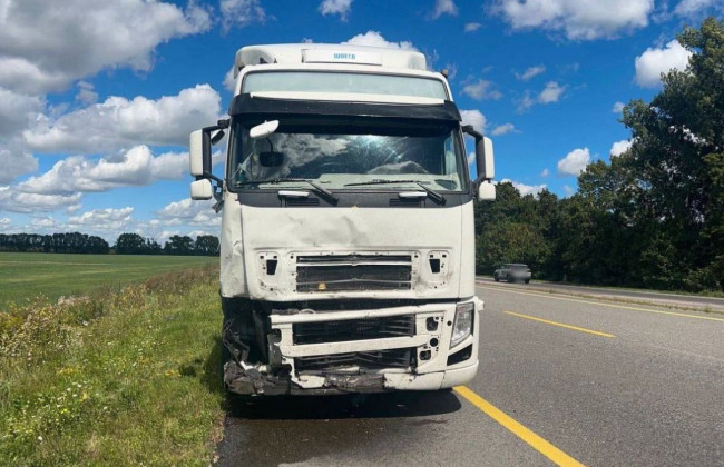 Под Белой Церковью Volvo врезался в припаркованный автомобиль, от удара тот перевернулся – есть погибшие