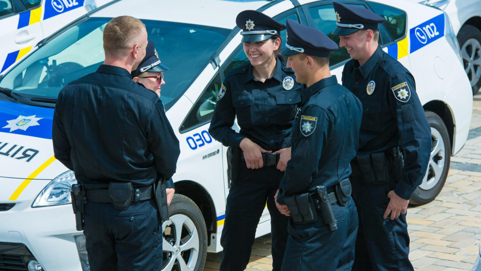 «Я його затримала, що робити з ним далі?» - поліцейські звинуватили водія у вживанні наркотиків, але замість медогляду відвезли його до ТЦК