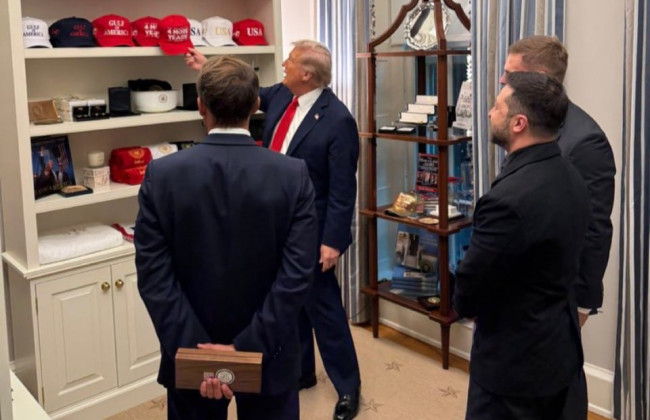 Стало известно, какими подарками обменялись Трамп и Зеленский в Вашингтоне