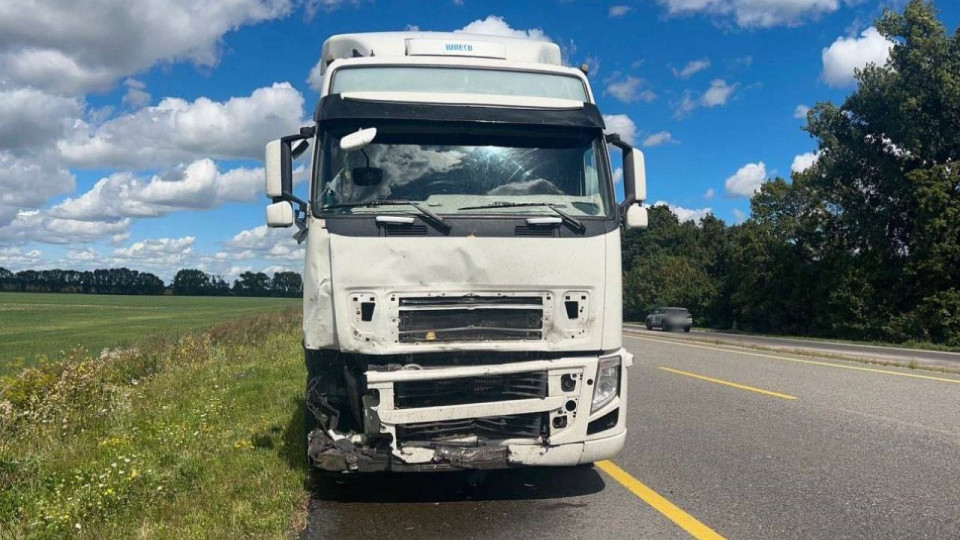 Під Білою Церквою Volvo врізався в припаркований автомобіль, від удару той перекинувся – є загиблі