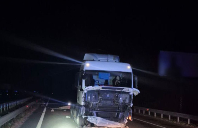 На трассе Киев – Чернигов грузовик решил «припарковаться» прямо в отбойник – фото