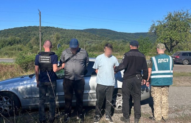 Священник спрятал мужчину под рясой, чтобы провезти через границу – видео