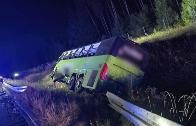 В Польше после лобового столкновения автобус перевернулся, грузовик загорелся – есть пострадавшие