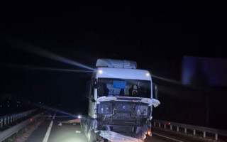 На трасі Київ – Чернігів вантажівка вирішила «припаркуватися» прямо у відбійник – фото