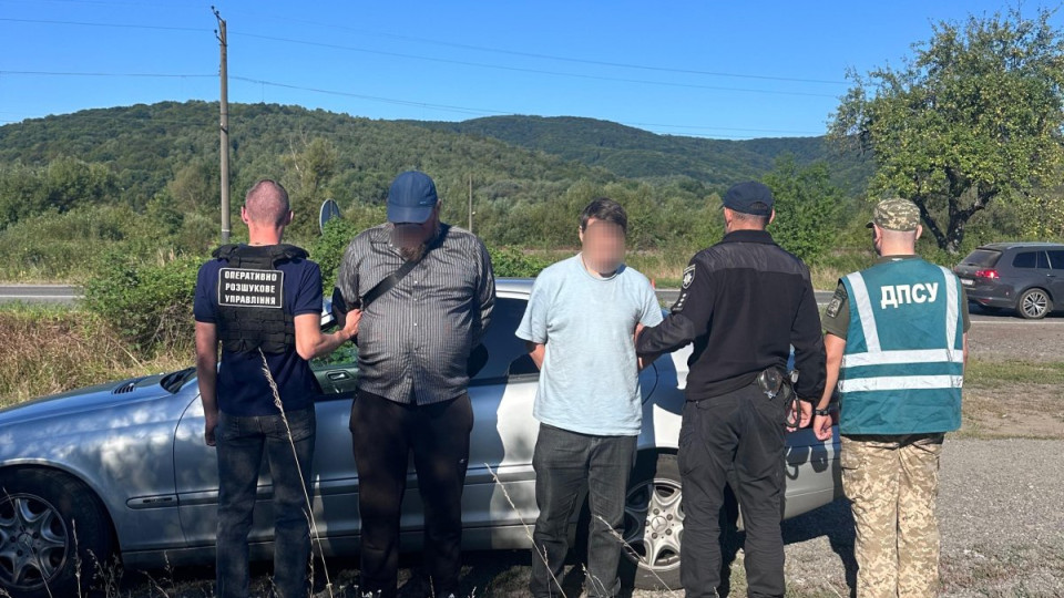 Священник сховав чоловіка під рясою, щоб провезти через кордон – відео