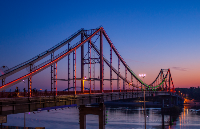 В Киеве пешеходный мост на Труханов остров частично закрывают до конца года