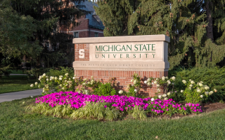 Скандал у США: студентка звинувачує університет у раку через пестициди та вимагає $100 мільйонів компенсації