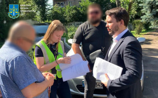 Ексчиновника Шевченківської РДА підозрюють у переплаті 1,8 млн гривень за ремонт шкільних укриттів