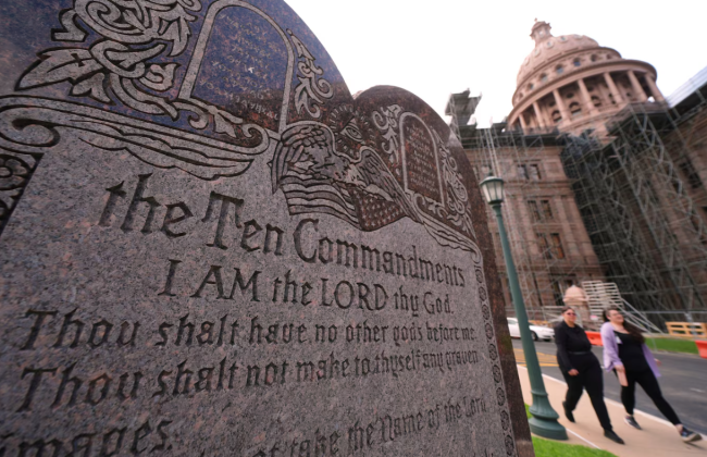 Суд в Техасе запретил обязательно вывешивать Десять заповедей в школах