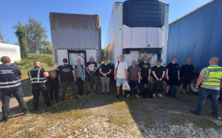 На Закарпатье предприниматель прятал 9 человек под древесиной в грузовике, чтобы вывезти их в Румынию, фото и видео