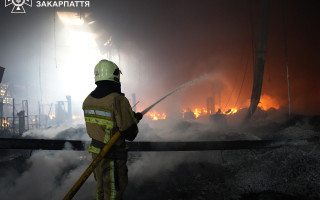 У Мукачеві другу добу гасять пожежу на підприємстві Flex після ракетного удару, відео