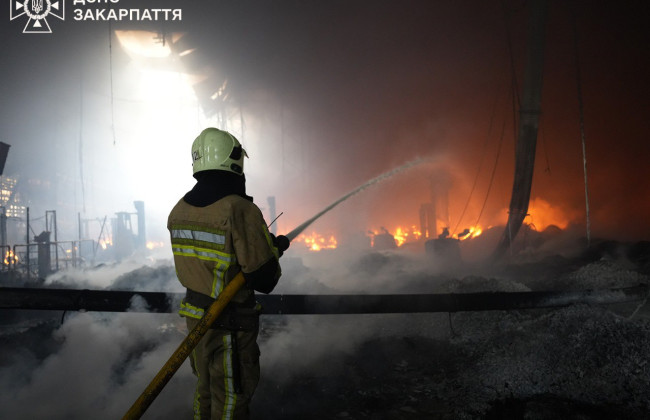 В Мукачево вторые сутки тушат пожар на предприятии Flex после ракетного удара, видео
