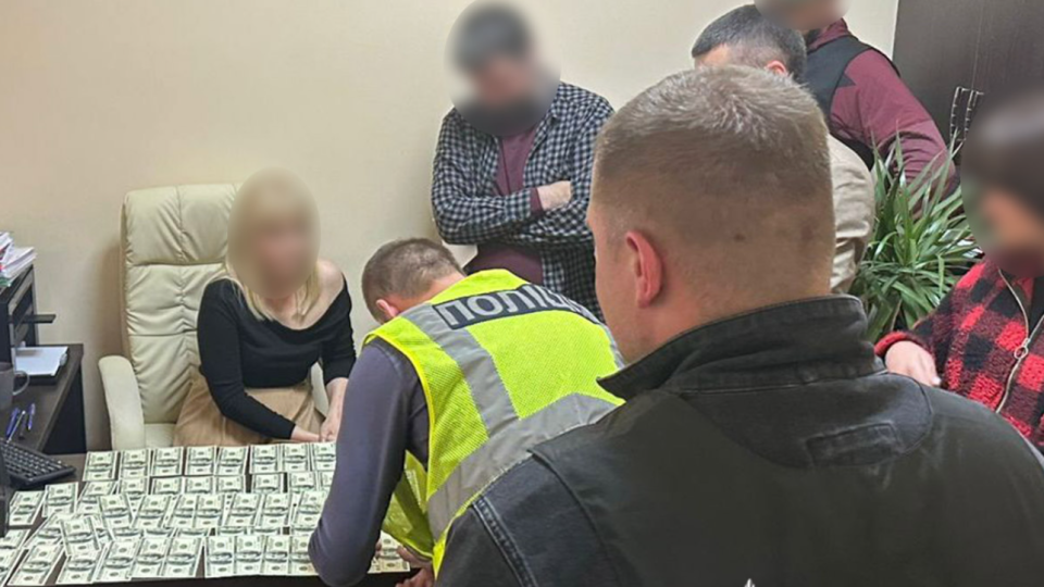 У Кам’янці-Подільському адвокатка вимагала $8 тисяч за допомогу в перетині кордону — її судитимуть