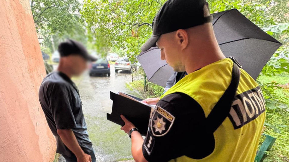 У Києві чоловік кинув гранату між житловими будинками