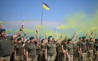 Во Львове на высоте 294 метра пограничники создали «живой» флаг, видео