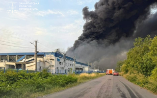 У Мукачеві ліквідували масштабну пожежу на заводі Flex після ракетного удару
