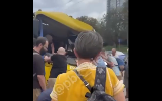 ДТП на Теліги в Києві: маршрутка зіштовхнулася з автобусом, затор до Шулявки – соцмережі