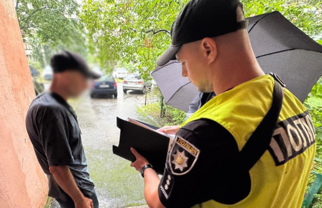 В Киеве мужчина бросил гранату между жилыми домами