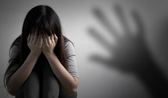 На Полтавщине женщина издевалась над ребенком и снимала это на видео для заработка