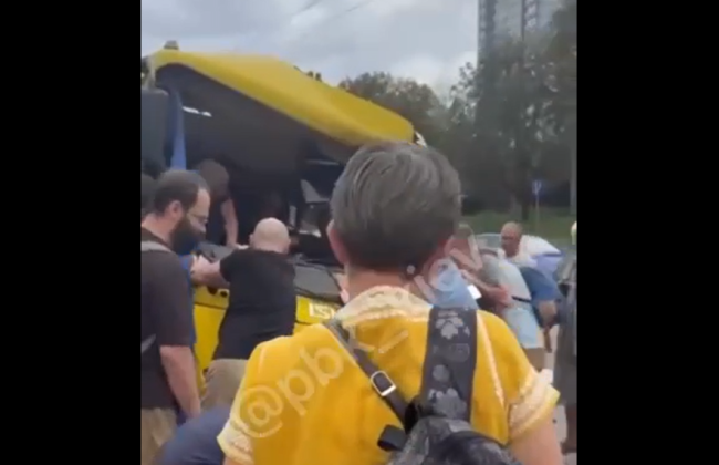 ДТП на Телиги в Киеве: маршрутка столкнулась с автобусом, пробка до Шулявки – соцсети