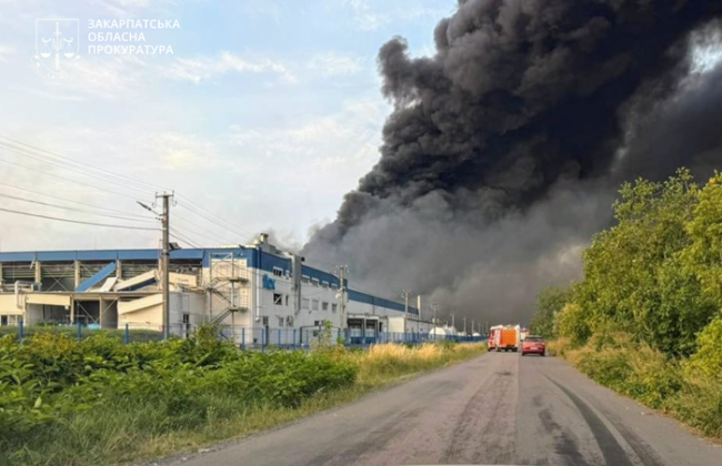 У Мукачеві ліквідували масштабну пожежу на заводі Flex після ракетного удару