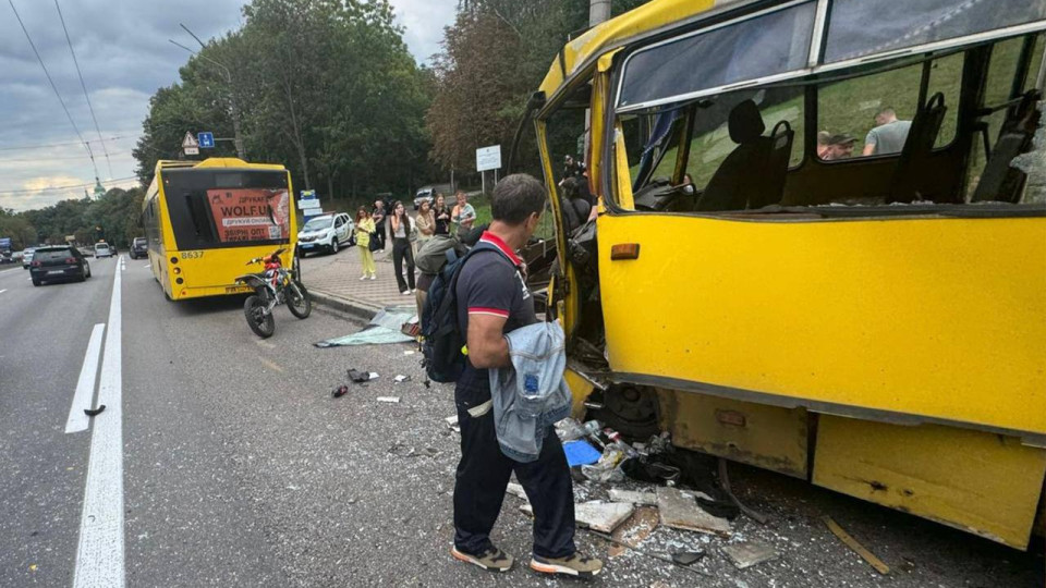 Маршрутка врізалася в автобус – у поліції повідомили деталі ДТП на Теліги в Києві, фото