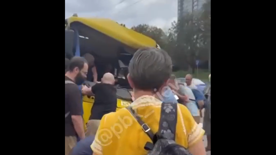 ДТП на Теліги в Києві: маршрутка зіштовхнулася з автобусом, затор до Шулявки – соцмережі