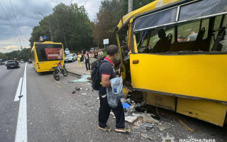 Маршрутка врізалася в автобус – у поліції повідомили деталі ДТП на Теліги в Києві, фото