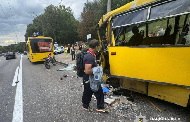 Маршрутка врізалася в автобус – у поліції повідомили деталі ДТП на Теліги в Києві, фото