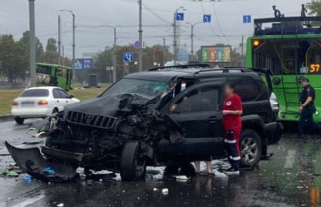 У Харкові масштабна ДТП за участі громадського транспорту та авто Toyota – фото
