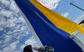 На Одесском маяке подняли гигантский флаг Украины