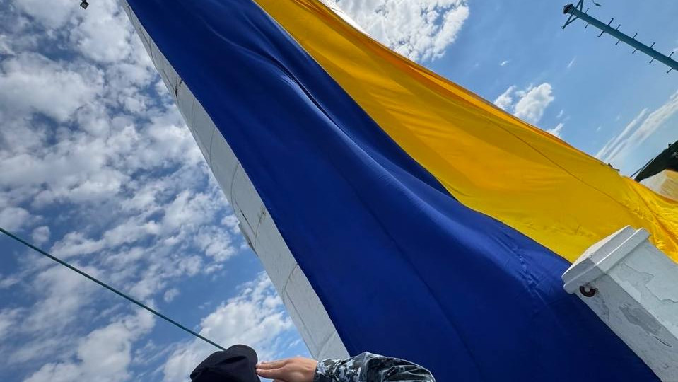 На Одесском маяке подняли гигантский флаг Украины