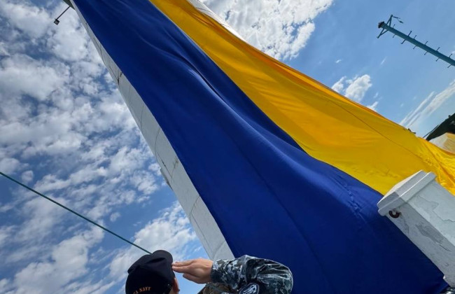 На Одеському маяку підняли гігантський прапор України