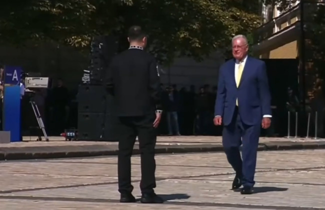 Владимир Зеленский наградил Кита Келлога Орденом «За заслуги» I степени