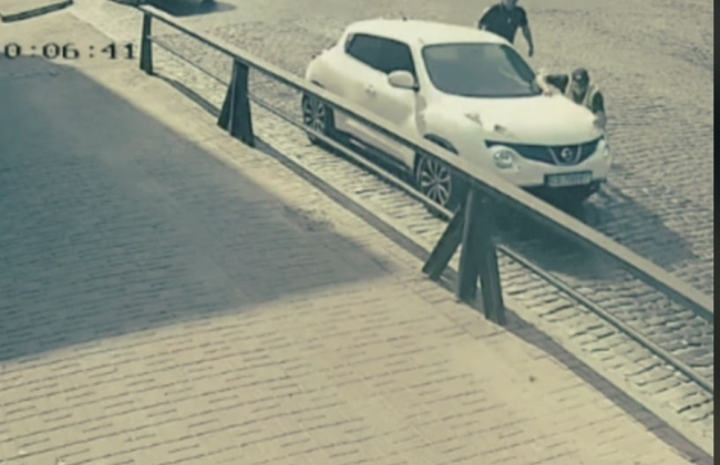 В Черновцах водитель наехал на полицейского во время проверки документов — у правоохранителя перелом стопы