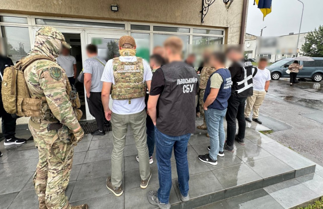15-20 тысяч долларов за «пакет услуг»: на Львовщине разоблачили схему выезда военнообязанных за границу