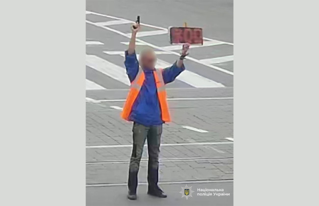 В Виннице мужчина с пистолетом объявлял минуту молчания – его задержала полиция