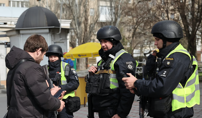 Відсутність паспорту під час складання протоколу затримання не виключає встановлення особи на підставі відомостей, наданих самим затриманим — Верховний Суд