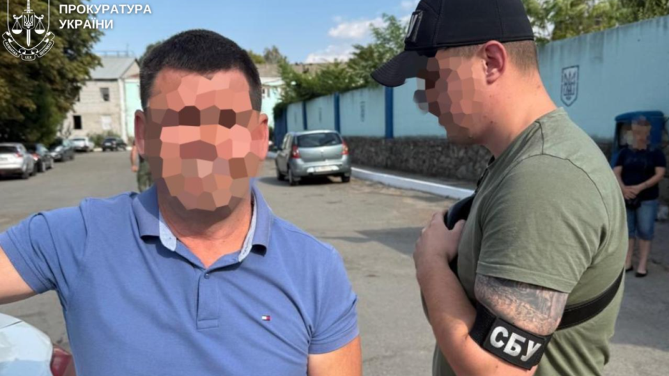 На Київщині директор держпідприємства вимагав щомісячні «відкати» за пошиття форми для ЗСУ