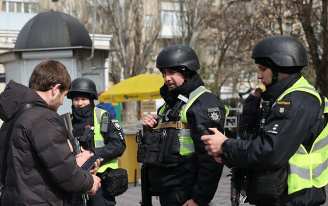 Відсутність паспорту під час складання протоколу затримання не виключає встановлення особи на підставі відомостей, наданих самим затриманим — Верховний Суд