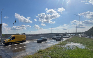 В Киеве прорвало трубу – движение на Набережном шоссе затруднено