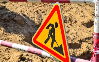 На Набережном шоссе в Киеве ограничили движение из-за аварии на водопроводе