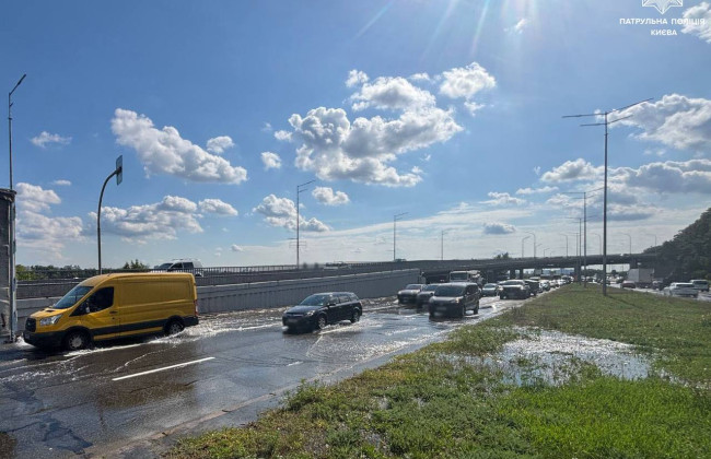 В Киеве прорвало трубу – движение на Набережном шоссе затруднено