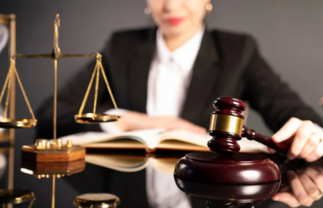 В Британии юристка завышала рабочее время до 23 часов в сутки — ее исключили из реестра