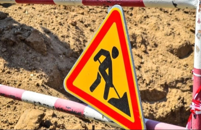 На Набережном шоссе в Киеве ограничили движение из-за аварии на водопроводе